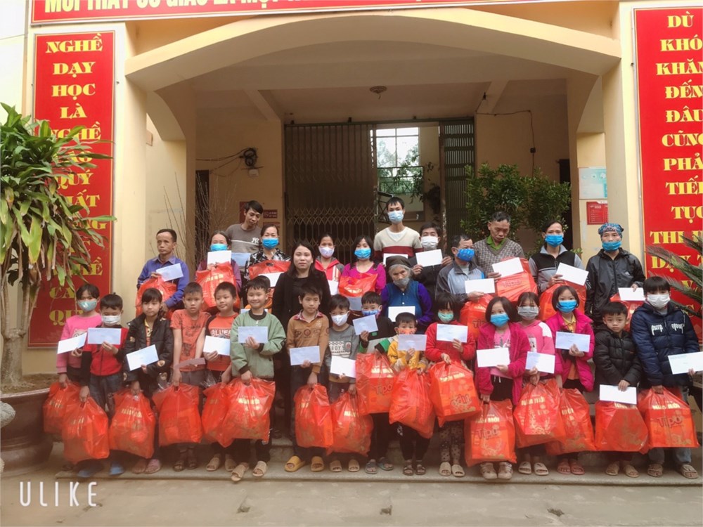 <a href="/tin-tuc-su-kien/nha-giao-dao-chi-manh-hieu-truong-truong-tieu-hoc-kim-ngoc-thanh-pho-vinh-yen-t-c359-357731.aspx">Nhà giáo Đào Chí Mạnh Hiệu trưởng trường Tiểu học Kim Ngọc thành phố Vĩnh Yên tỉnh Vĩnh Phúc trao quà cho các em học sinh có hoàn cảnh khó khăn của  trường TH Hoàng Đan</a>
